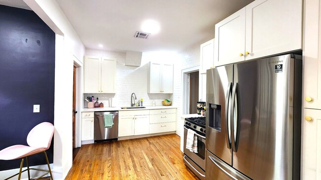 Building Photo - 3 Bed 2 Bath 2 Car Garage in Albion Place ...