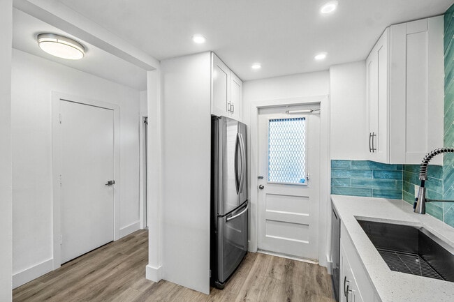 Foto del edificio - 698 NE Spanish River Blvd