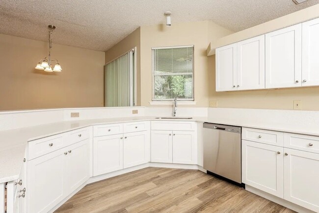 Building Photo - 11836 Lake Fern Dr