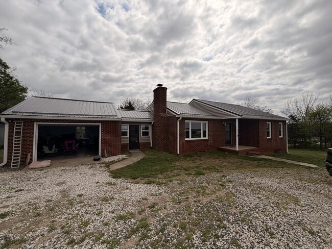 Building Photo - 682 Tower Hill Rd