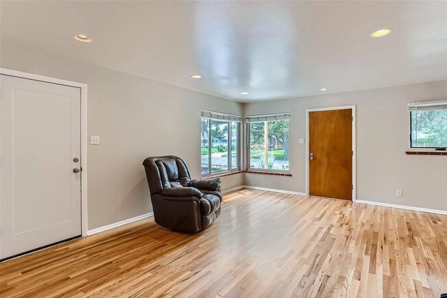 Building Photo - Beautiful 2 Bedroom 1 Bath With Bonus Room...