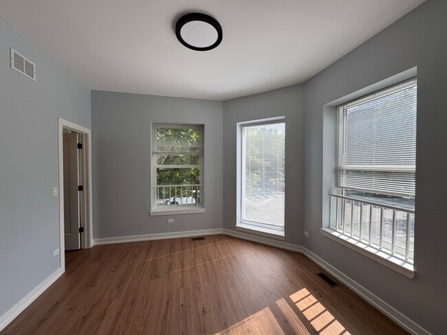 Building Photo - 4901 N Kenmore Ave