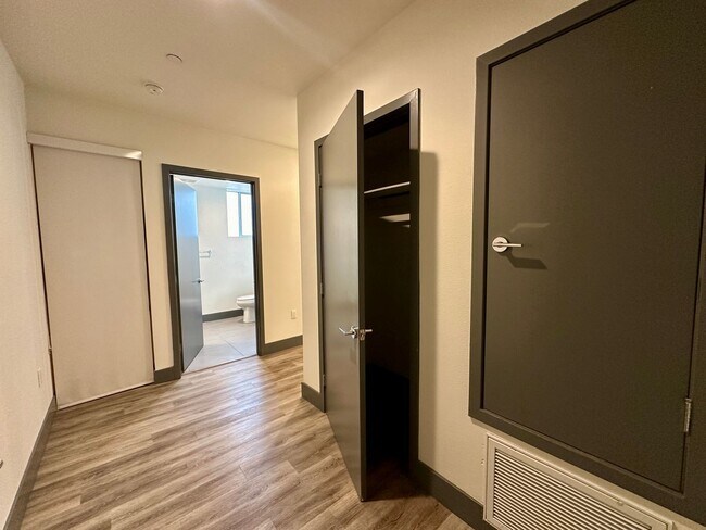 Foto del edificio - 6923 Kittyhawk Ave