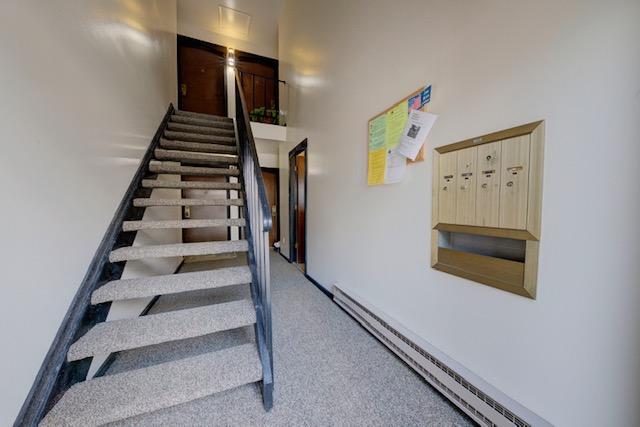 Entry/Mail - 7615 Woodview St