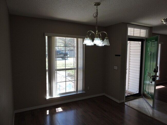 Foto del edificio - 328 Riverchase Blvd