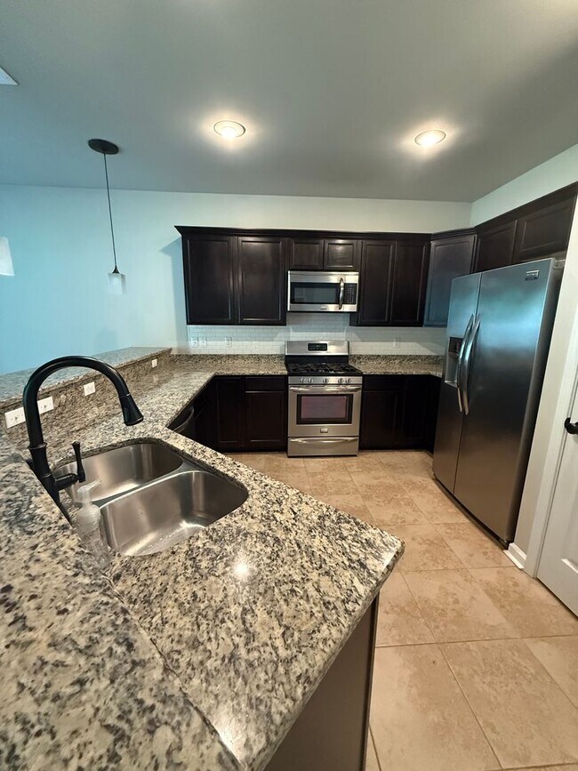 Foto del edificio - 3 BEDROOM IN FABULOUS NEIGHBORHOOD!