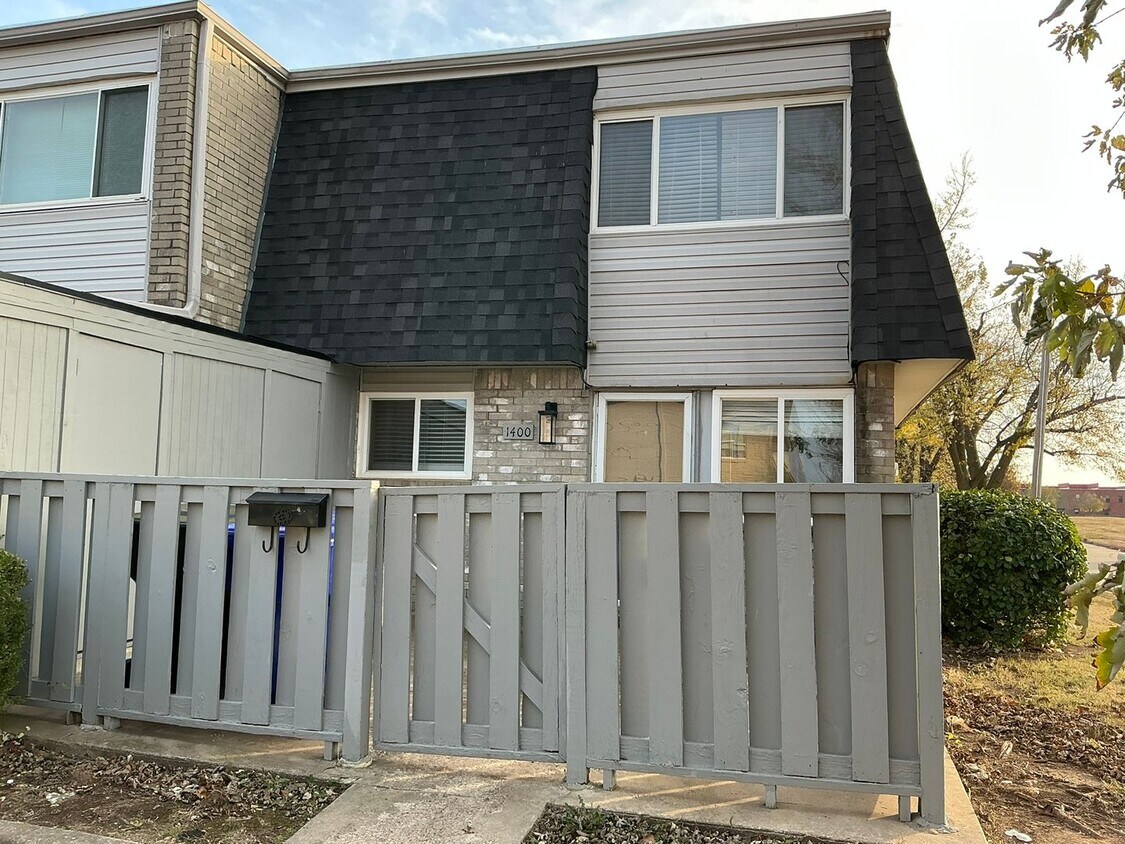 Updated and ready for move in! Close to OU campus! Community Pool, fenced in courtyard! 3 bathro... - Updated and ready for move in!  Close to OU campus! Community Pool, fenced in courtyard! 3 bathro...