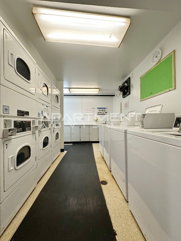 Building Photo - **VIEW FULL AD FOR DETAILS** 1 BED / 1 BAT...