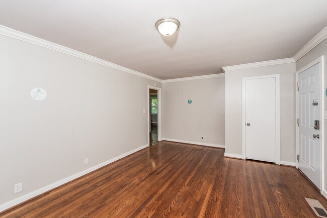 Foto del edificio - 828 5 Mile Rd