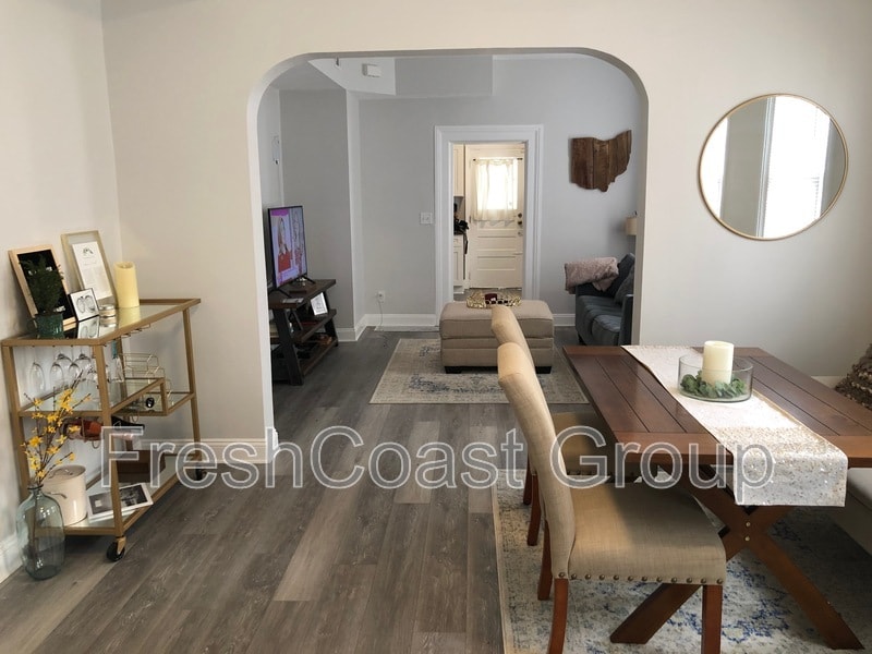 Foto principal - 2049 W 28th St