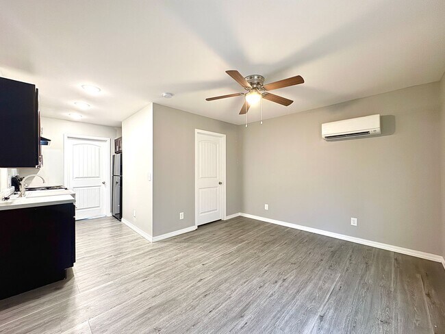 Foto del edificio - 1 Bedroom/ 1 Bathroom Triplex Unit in Sout...