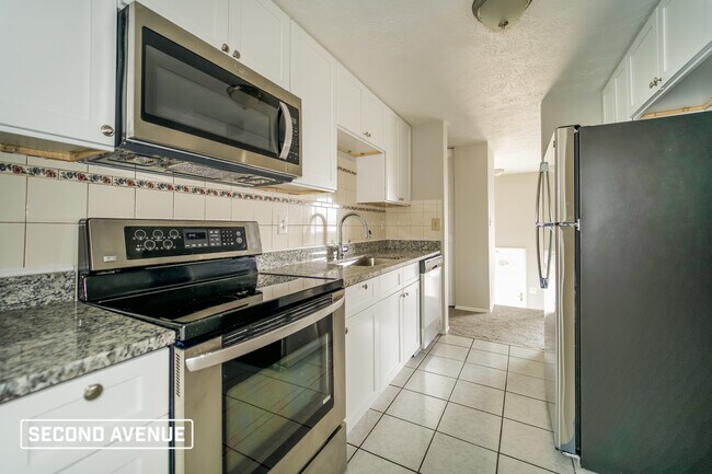 Building Photo - 1758 Ivanhoe Dr