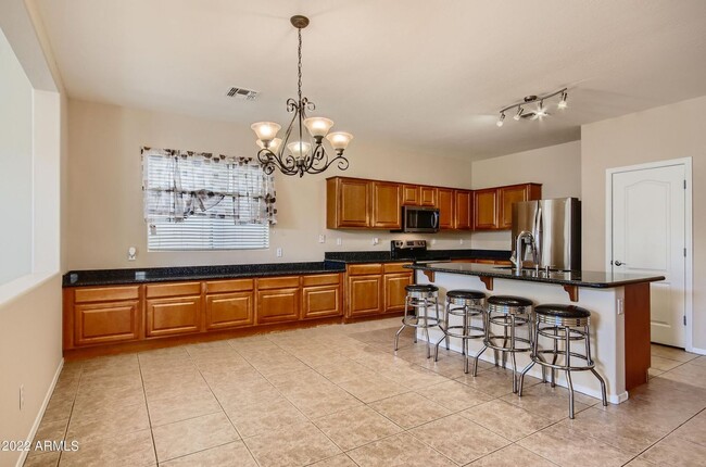 Foto del edificio - Beautiful 4-Bed, 3-Bath Home with Granite Kitchen, Stainless Steel Appliances, Vaulted Ceilings, ...