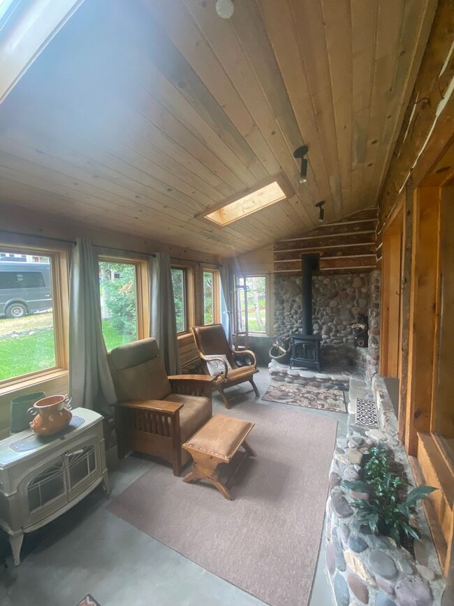 Building Photo - Spacious single family home for rent in Cr...