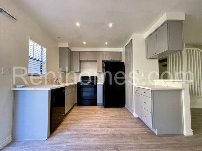 Foto del edificio - Clairemont, 2718-29 Ariane Drive -  Near Mission Bay, remodeled kitchen and bathroom!