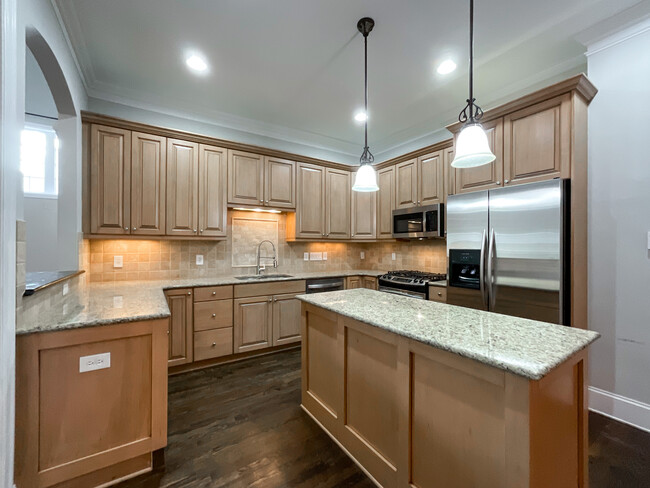 Building Photo - 2540 Olde White Ln