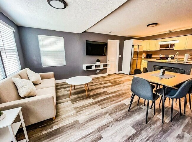 Building Photo - 8702 El Portal Dr