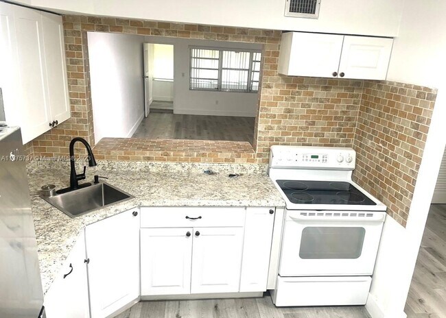 Foto del edificio - 1550 NE 191st St