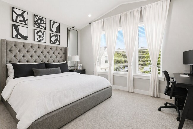 Building Photo - 913 Oak St