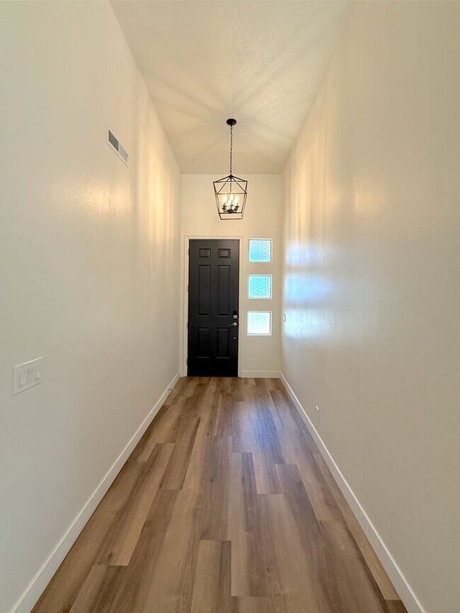 Foto del edificio - 3 bed, 2 bath home with 2 car garage