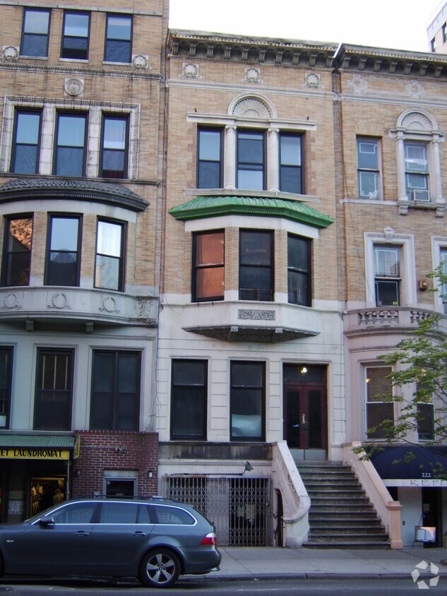 Building Photo - 220 W 79th St