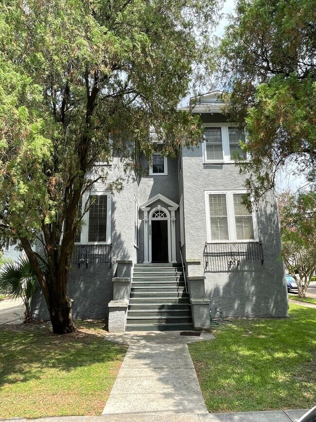 Foto del edificio - 2BD/1BA with natural light, hardwood floors, off street parking STEPS from Campus