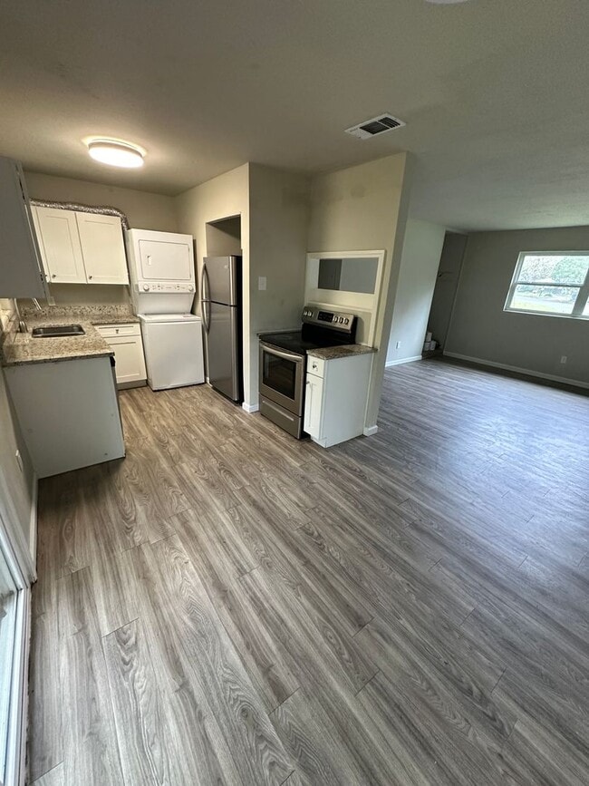 Foto del edificio - 3/1 on corner lot! Available now!