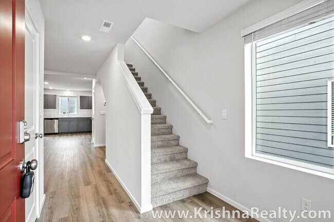 Foto del edificio - Modern & Spacious 3 BD* 2BA* Brand-New Sin...