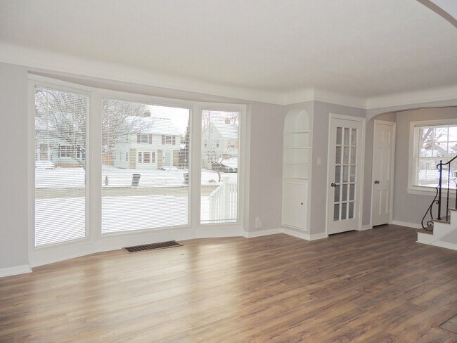 Building Photo - 3 Bed - 1.5 Bath Colonial for Rent!