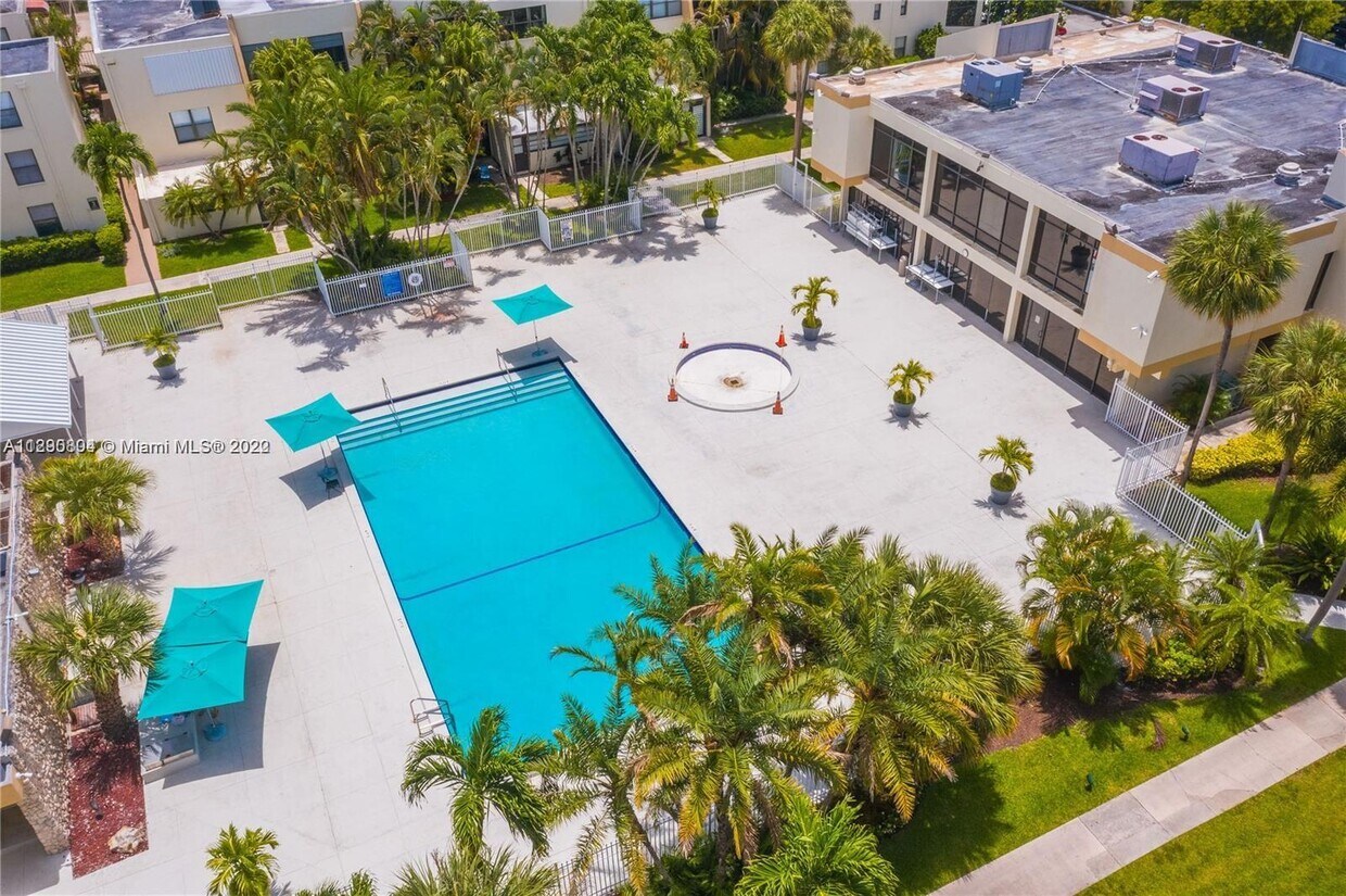 Primary Photo - 20350 W Country Club Dr