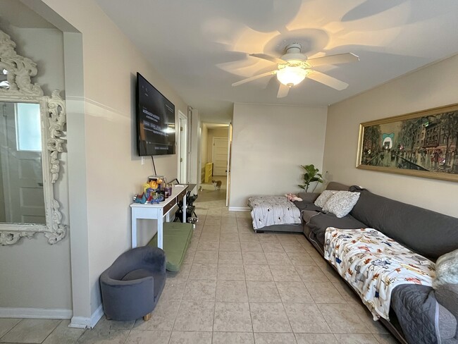 Foto del edificio - 3441 N Oakley Ave