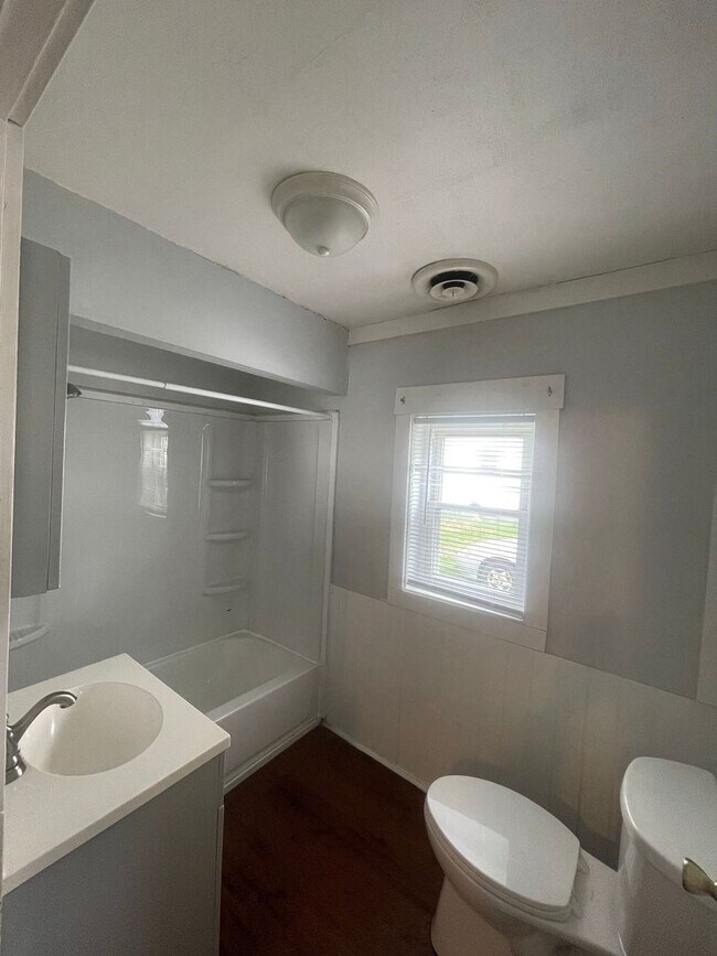 Foto del edificio - 301 E Memorial Dr