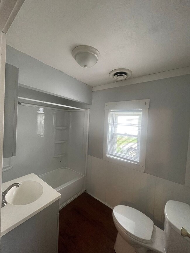 Building Photo - 301 E Memorial Dr