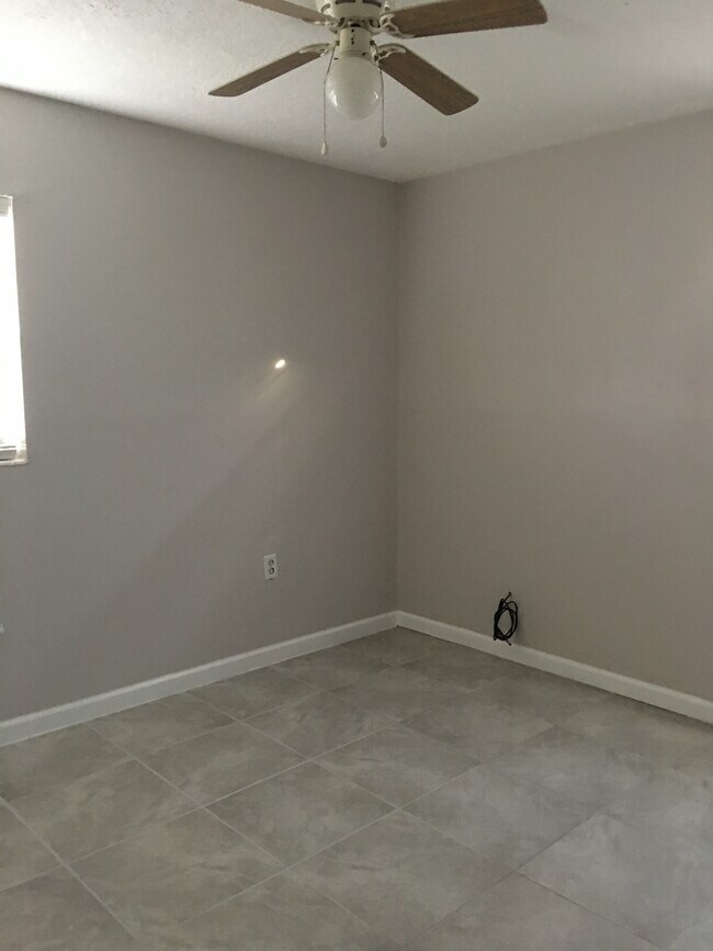 Building Photo - 2539 Stratford Dr