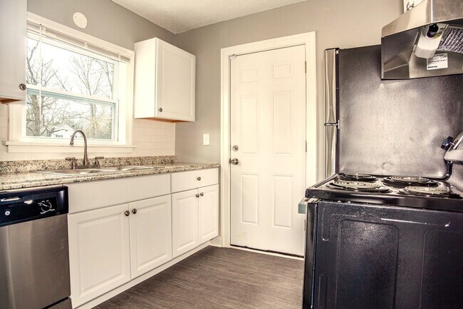 Foto del edificio - SEE IT NOW: Charming Updated Home in a Qui...