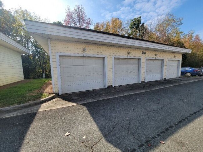 Building Photo - 8963 Meadow Vista Rd