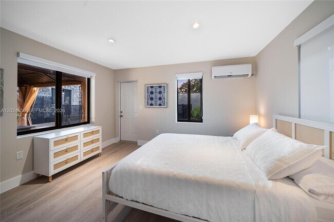 Foto del edificio - 1663 SW 13th St