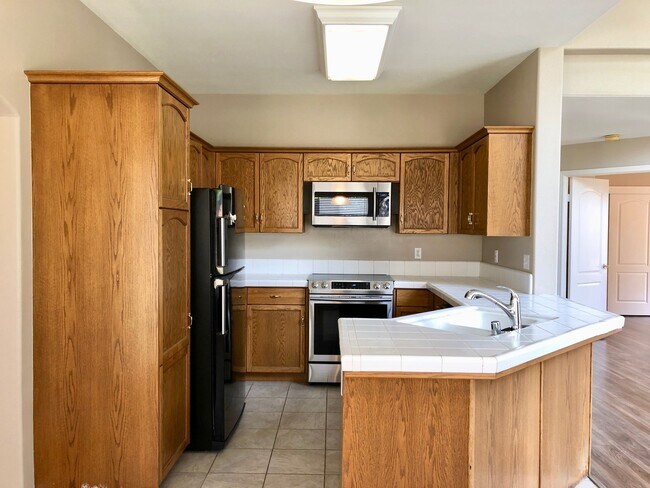 Foto del edificio - $2,550 Champlain & Shepherd, 4 Bedroom hom...