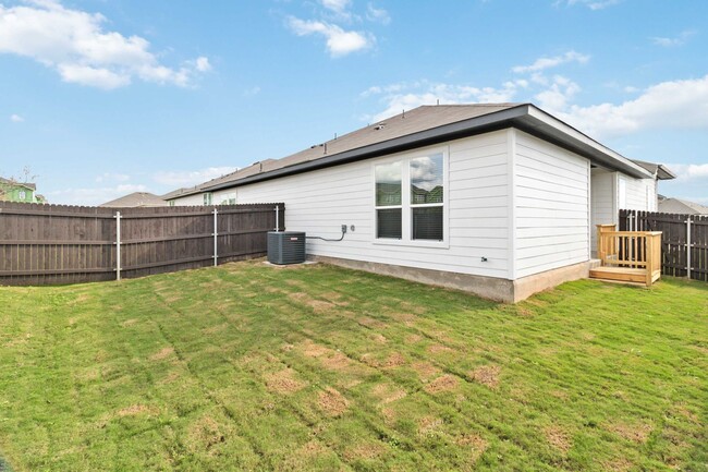 Building Photo - Beautiful Emma Park Duplex