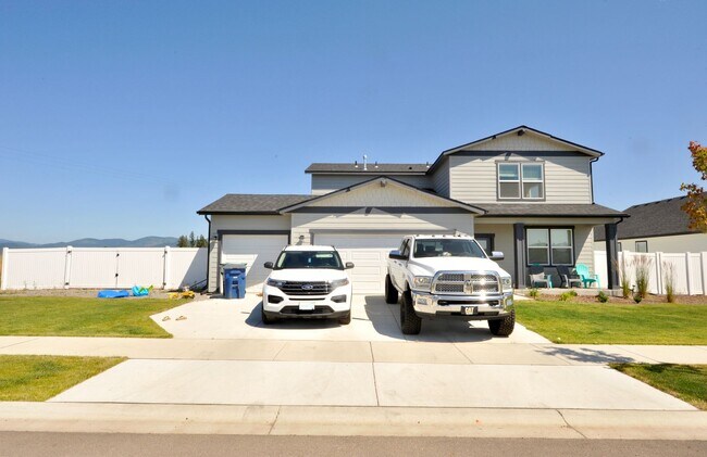 Foto del edificio - Practically NEW!! 4 bed 3 bath home, 3 car garage & RV parking