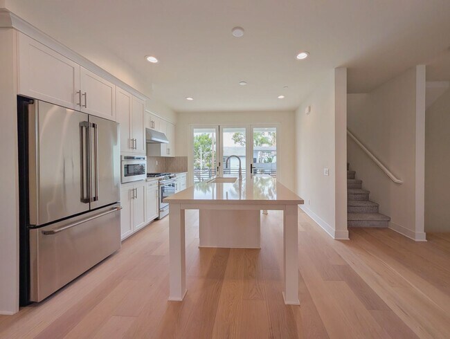 Foto del edificio - Modern coastal living on Main Street, Huntington Beach!