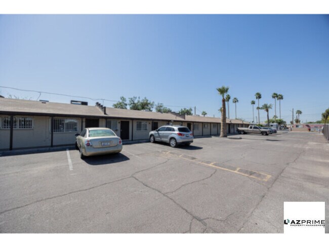 Building Photo - FREE ONE MONTH RENT MOVE IN SPECIAL! Charming 1/1 Phoenix Apartment - Comfort &amp; Convenience!