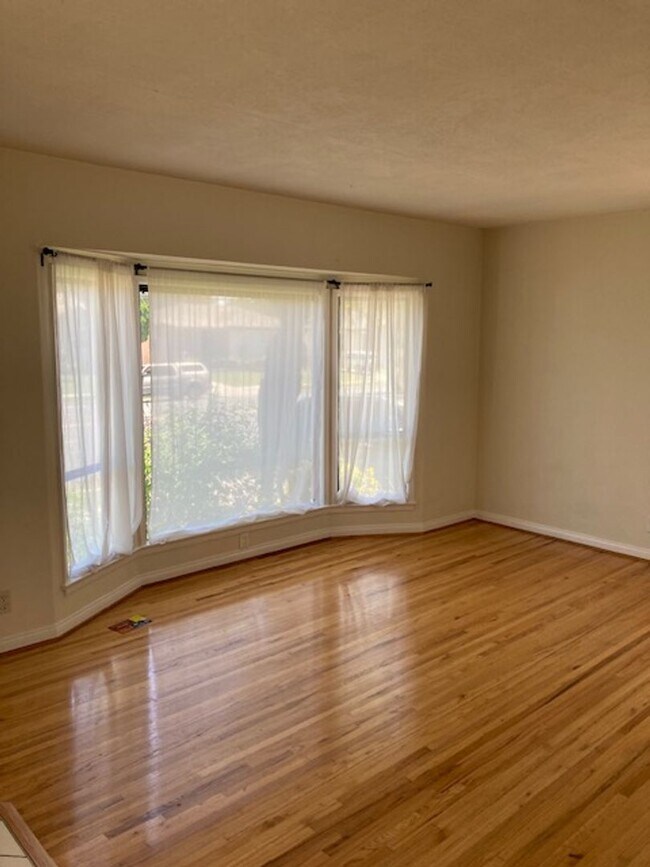 Building Photo - TWO BEDROOM HOME IN LAKEWOOD WITH AIR COND...