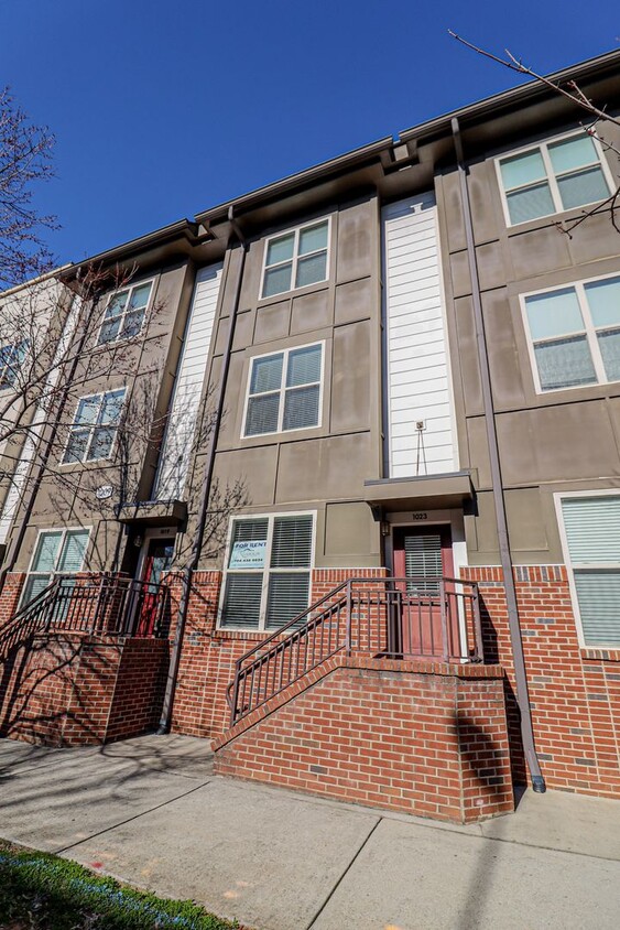 Primary Photo - 3 story townhome with Uptown View