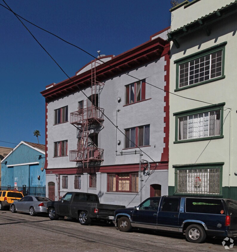 Foto del edificio - 229 W 25th St
