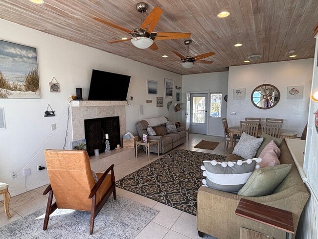 Building Photo - Oceanfront Furnished Vacation home 4 bedro...