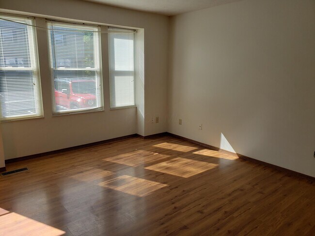 Foto del edificio - 7900 Barkwood Dr