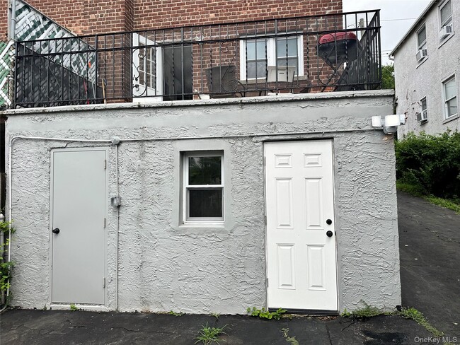 Building Photo - 216 1st St