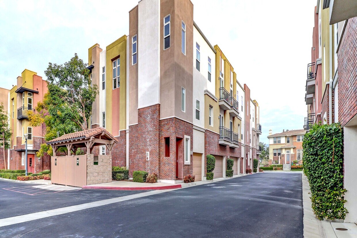Foto principal - 706 W 1st St