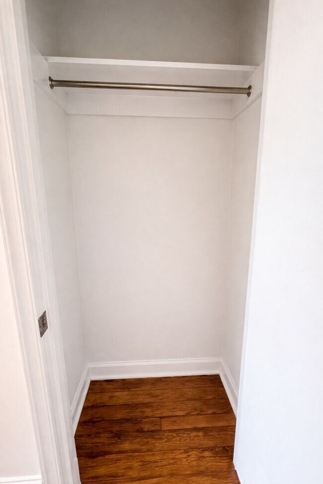 Building Photo - Trendy 2BR Renovated Apartment with Parking